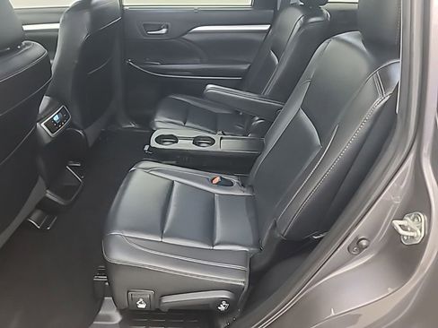 Used 2019 Toyota Highlander XLE image 19