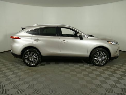 Used 2023 Toyota Venza XLE AWD/4WD image 2