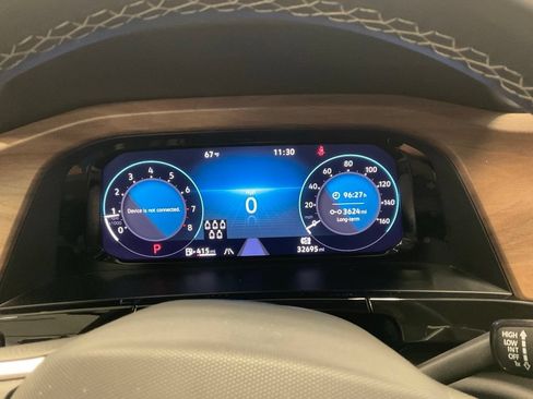 Used 2025 Volkswagen Atlas SE AWD/4WD image 2