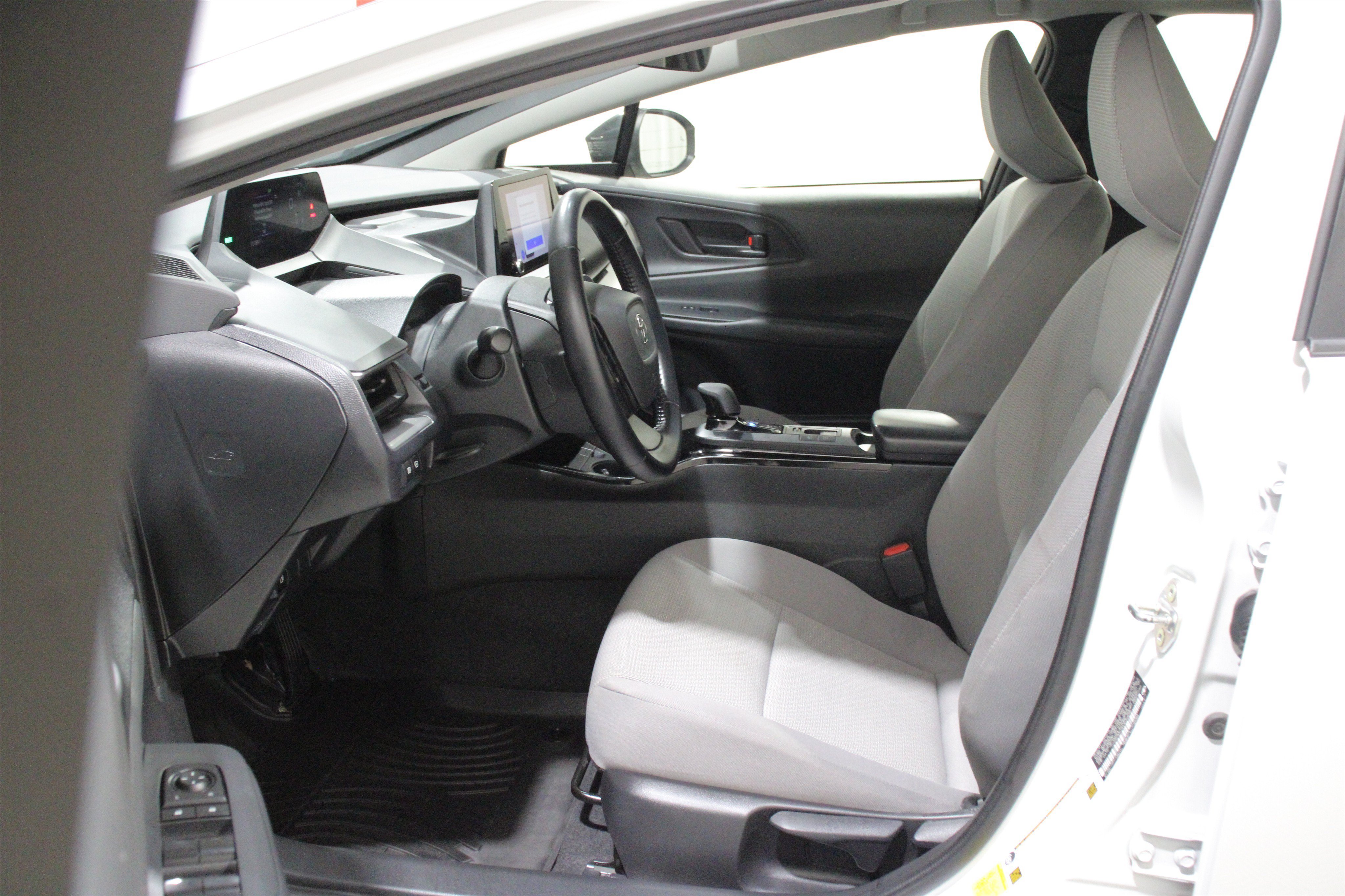 Used 2024 Toyota Prius LE FWD image 3