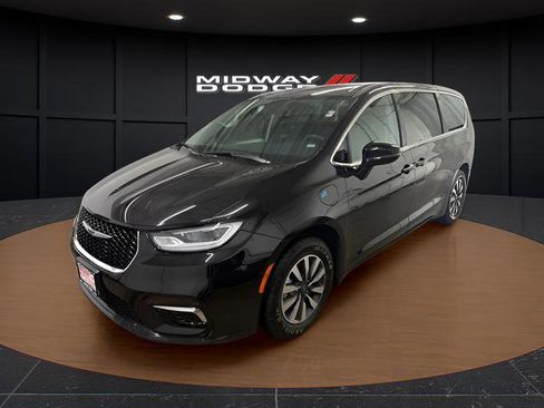 Used 2024 Chrysler Pacifica Limited FWD image 2