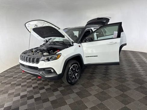 Used 2025 Jeep Compass Trailhawk AWD/4WD image 13