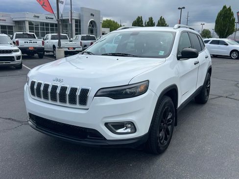 Used 2019 Jeep Cherokee Latitude w/ Popular Appearance Group AWD/4WD image 2