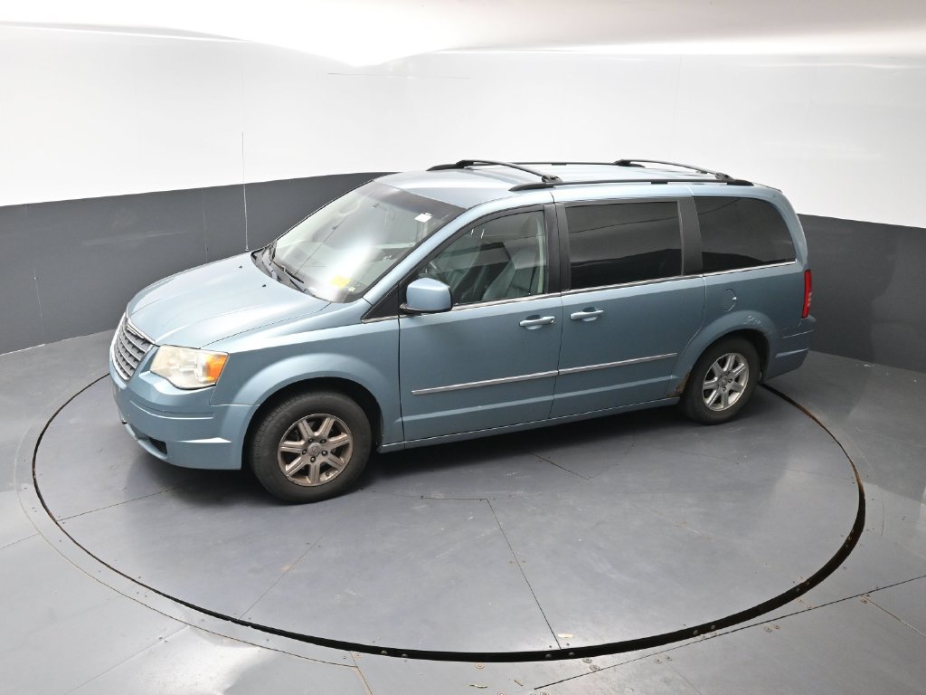 Used 2010 Chrysler Town & Country Touring FWD image 17