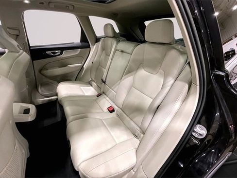 Certified 2022 Volvo XC60 B5 Momentum w/ Climate Package image 27