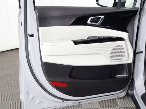 Used 2024 Kia Carnival EX image 24