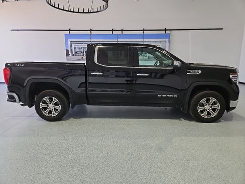 Used 2025 GMC Sierra 1500 SLT AWD/4WD image 9
