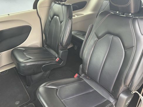 Used 2023 Chrysler Pacifica Touring-L FWD image 13