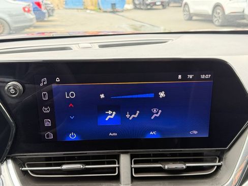 Used 2025 Chevrolet Trax LT FWD image 16