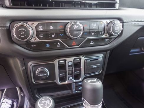 Used 2025 Jeep Wrangler Unlimited Sahara AWD/4WD image 18