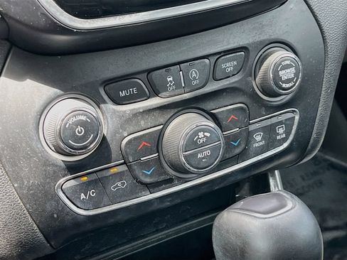 Used 2019 Jeep Cherokee Limited w/ Technology Group FWD image 16