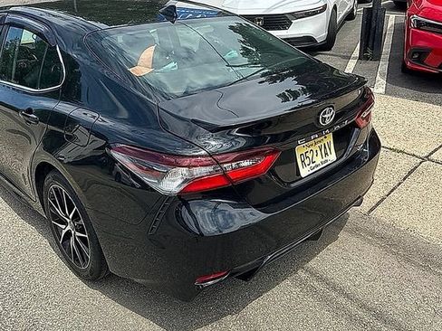 Used 2022 Toyota Camry SE FWD image 2