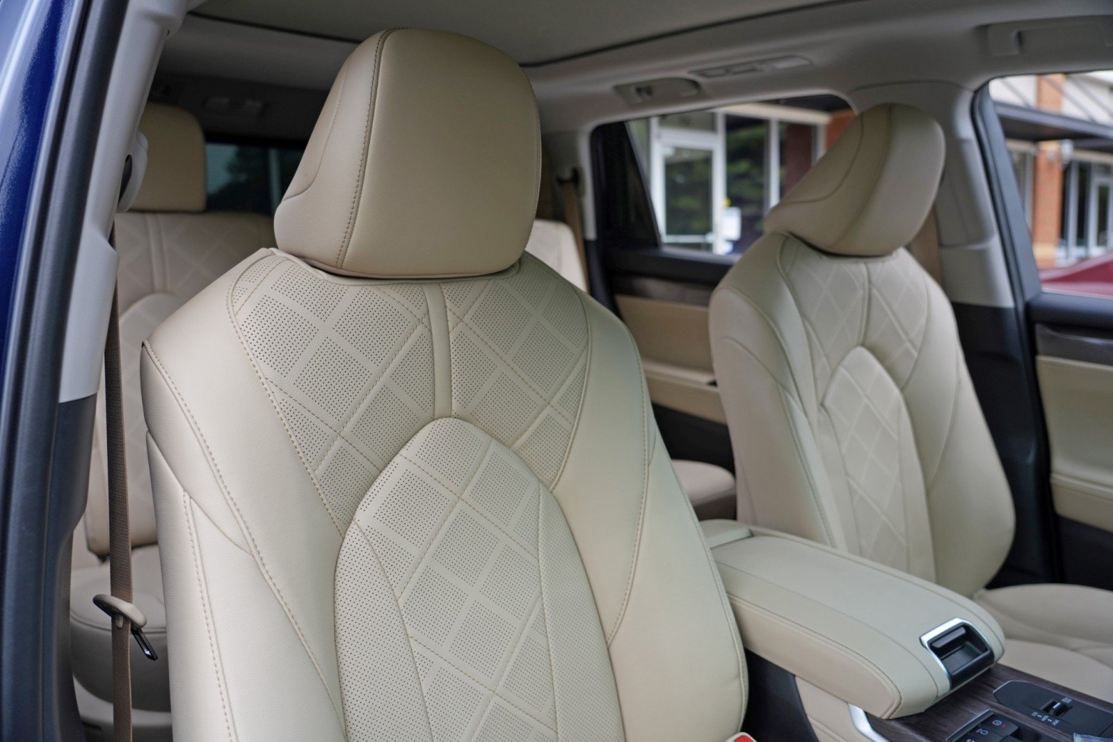 Used 2024 Toyota Highlander Platinum FWD image 40
