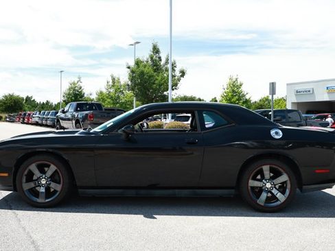 Used 2014 Dodge Challenger SXT RWD image 9