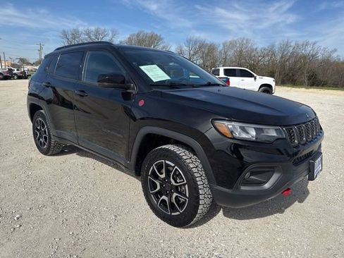 Used 2025 Jeep Compass Trailhawk image 6