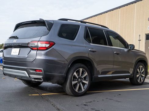 Used 2024 Honda Pilot Touring image 7