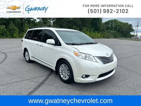 Used 2015 Toyota Sienna XLE Premium FWD image 3
