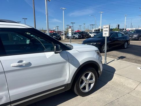 Used 2017 Ford Explorer XLT w/ Equipment Group 202A AWD/4WD image 10