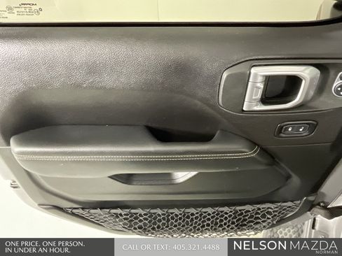 Used 2019 Jeep Wrangler Unlimited Sahara image 16