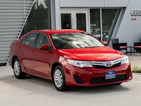 Used 2014 Toyota Camry LE FWD image 2