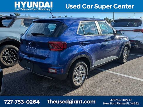 Used 2023 Hyundai Venue SE FWD image 2