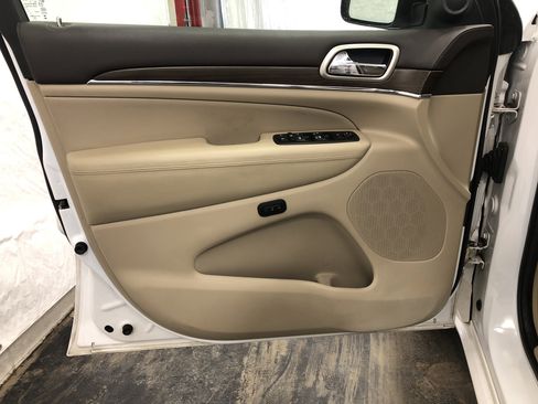 Used 2017 Jeep Grand Cherokee Overland w/ Jeep Active Safety Group image 17