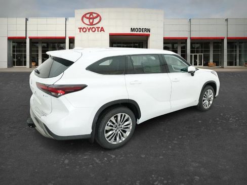 New 2026 Toyota Highlander Platinum image 6