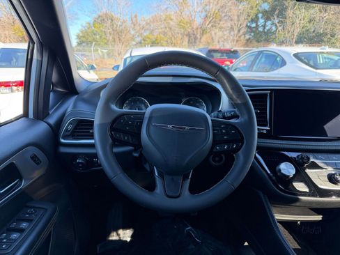Used 2025 Chrysler Pacifica Limited image 29