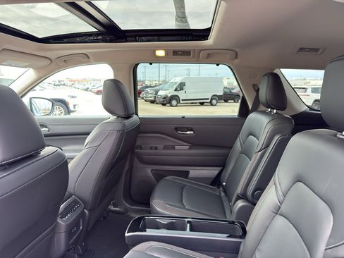 Certified 2025 Nissan Pathfinder SL w/ SL Premium Package image 33