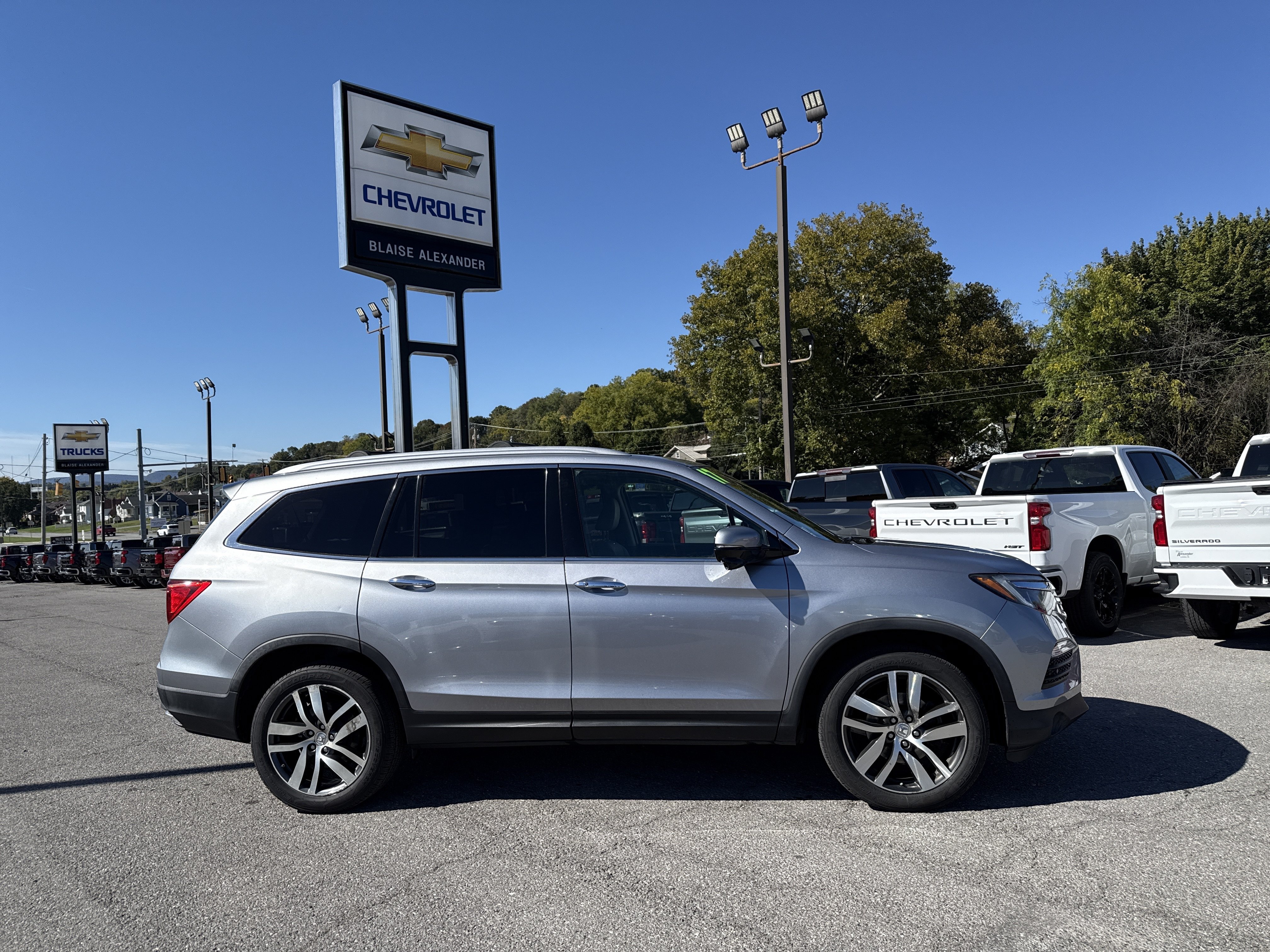 Used 2017 Honda Pilot Touring image 2