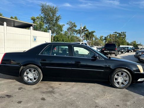 Used 2007 Cadillac DTS Luxury I w/ Sun And Sound Package image 2