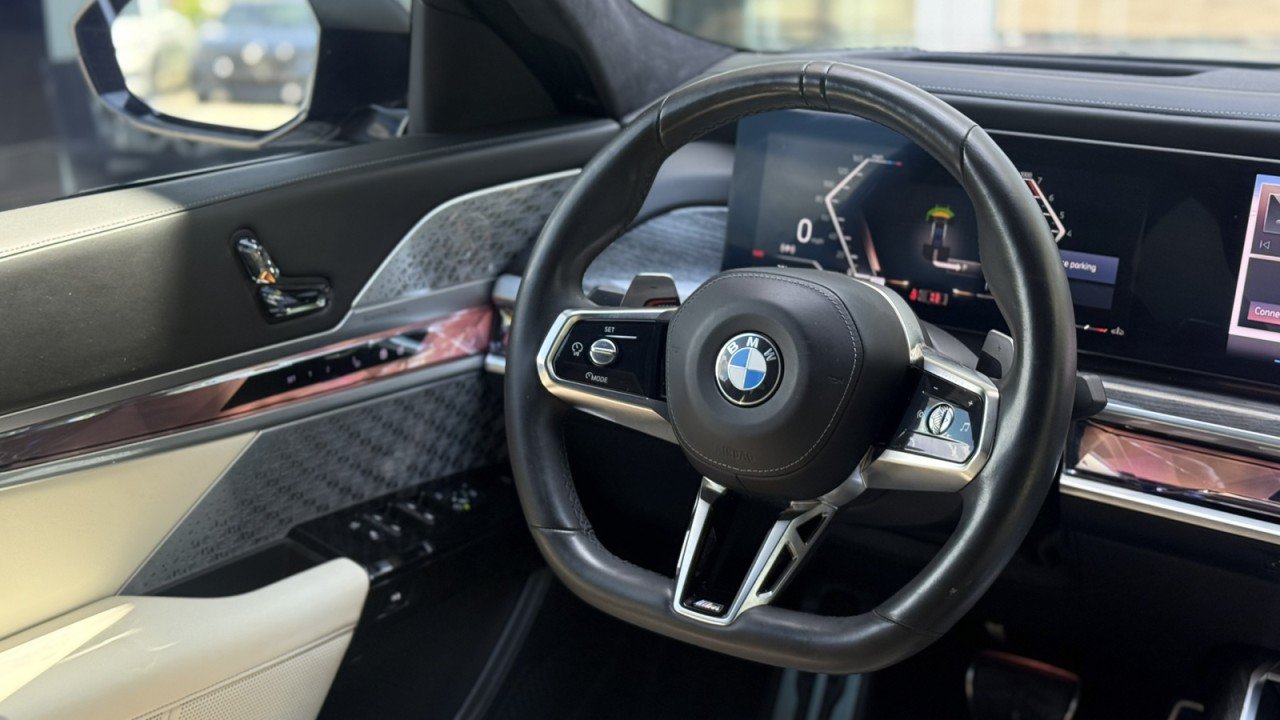 Used 2023 BMW 760i xDrive w/ Executive Package AWD/4WD image 25