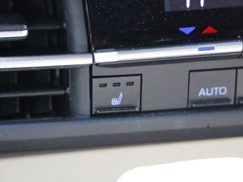 Used 2024 Toyota Sienna XLE w/ XLE Plus Package FWD image 22