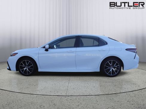 Used 2023 Toyota Camry SE image 4