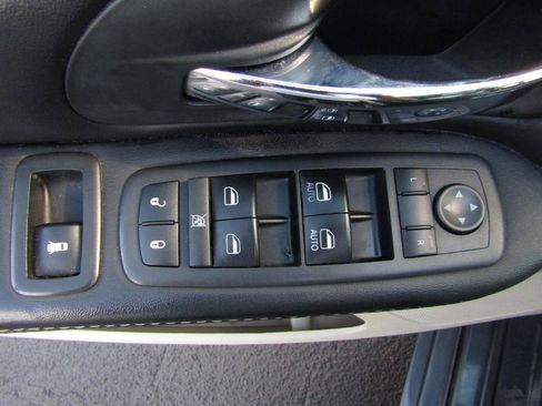 Used 2017 Dodge Grand Caravan SXT FWD image 11