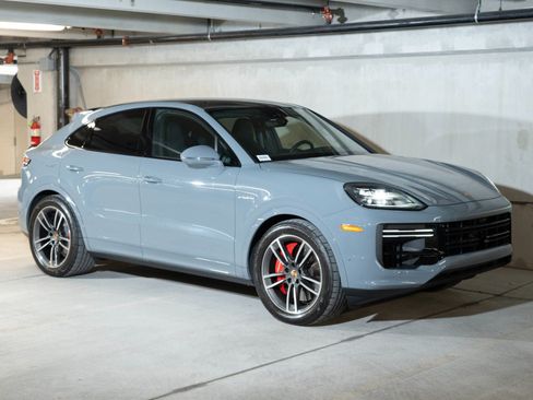 Certified 2024 Porsche Cayenne Turbo AWD/4WD image 7