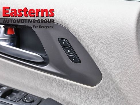 Used 2020 Chrysler Pacifica Touring-L FWD image 22