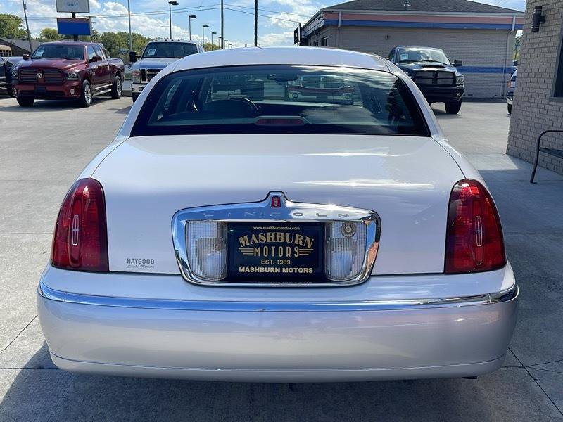 Used 1999 Lincoln Town Car Signature RWD image 13