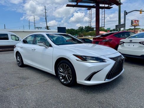 Used 2024 Lexus ES 300h Ultra Luxury w/ Accessory Package (Z2) FWD image 2
