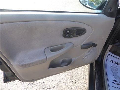 Used 2002 Saturn S-Series SL1 image 9