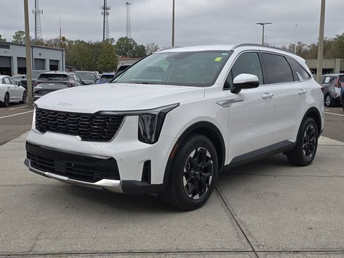 Certified 2025 Kia Sorento S image 4