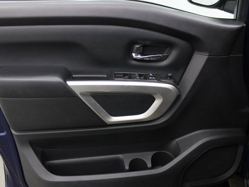 Used 2022 Nissan Titan SV image 11