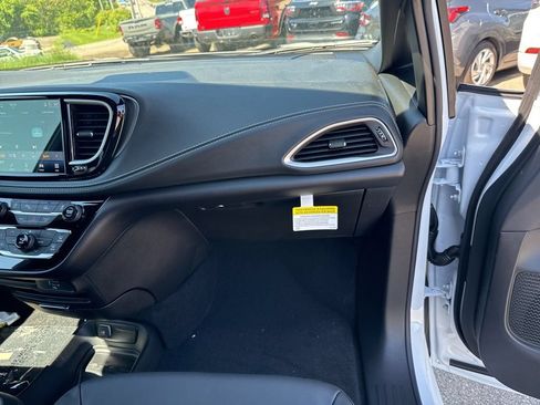 New 2027 Chrysler Pacifica Select FWD image 22