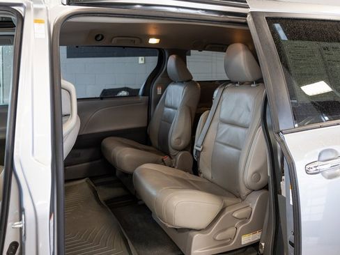 Used 2017 Toyota Sienna XLE image 8