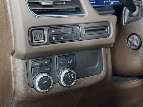 Used 2022 GMC Yukon SLT w/ SLT Premium Package image 10