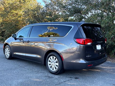 Used 2021 Chrysler Voyager L image 31