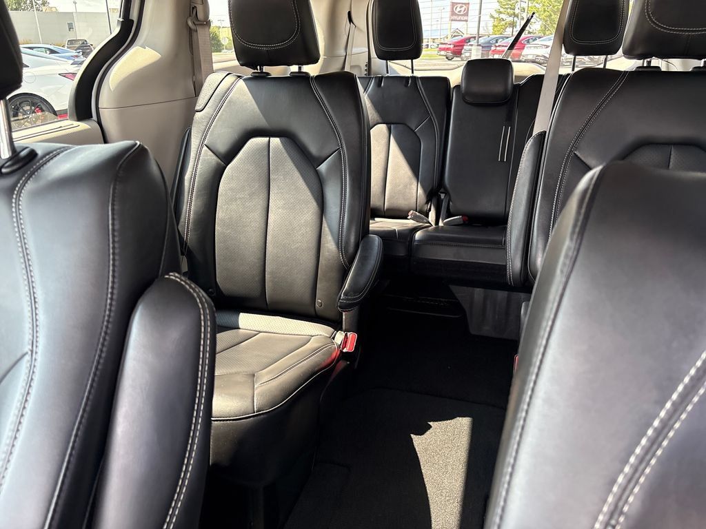 Used 2024 Chrysler Pacifica Touring-L FWD image 23