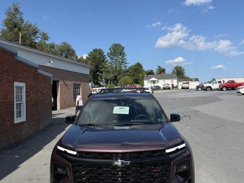 Used 2025 Chevrolet Traverse RS w/ LPO, Floor Liner Package AWD/4WD image 2