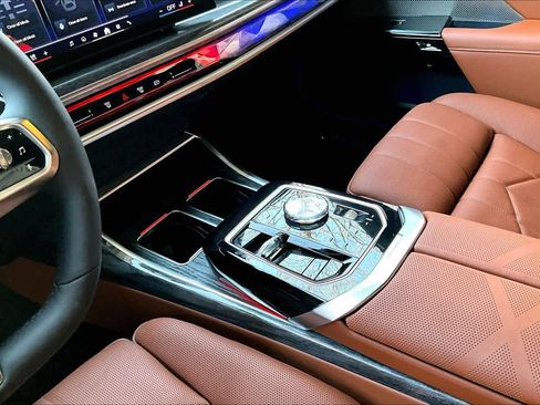 Certified 2025 BMW 760i xDrive w/ Executive Package image 17