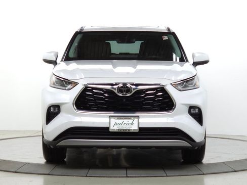 Used 2022 Toyota Highlander Platinum AWD/4WD image 2
